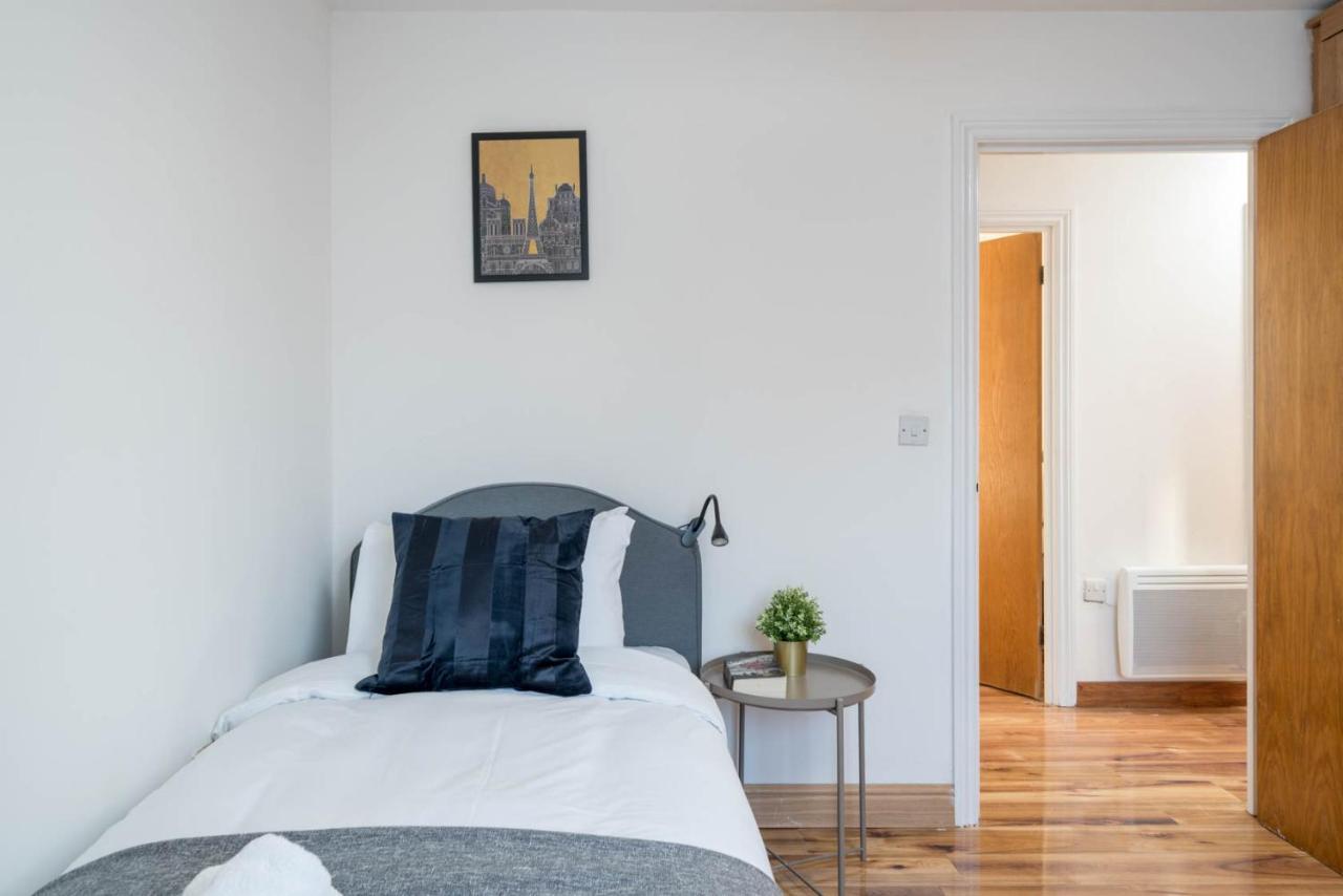 2 Bedroom Flat Near London Excel Eksteriør billede
